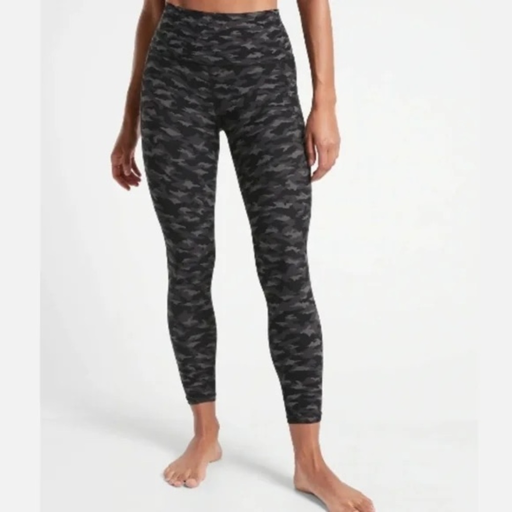 Athleta Womens Salutation Stash Pocket || 7/8 Legging Black Camouflage. Size M